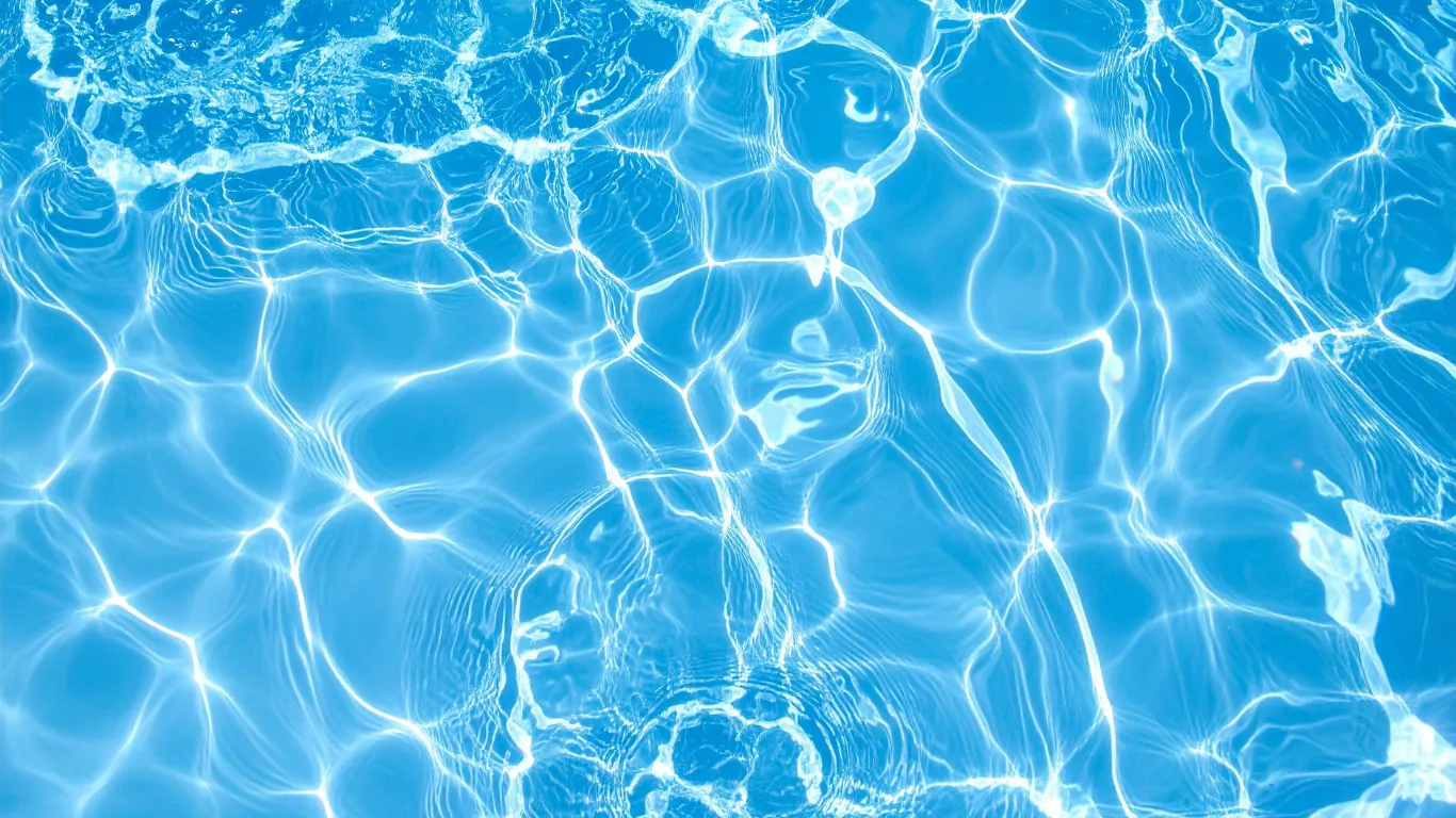 Agua limpia de piscina con reflejos azules